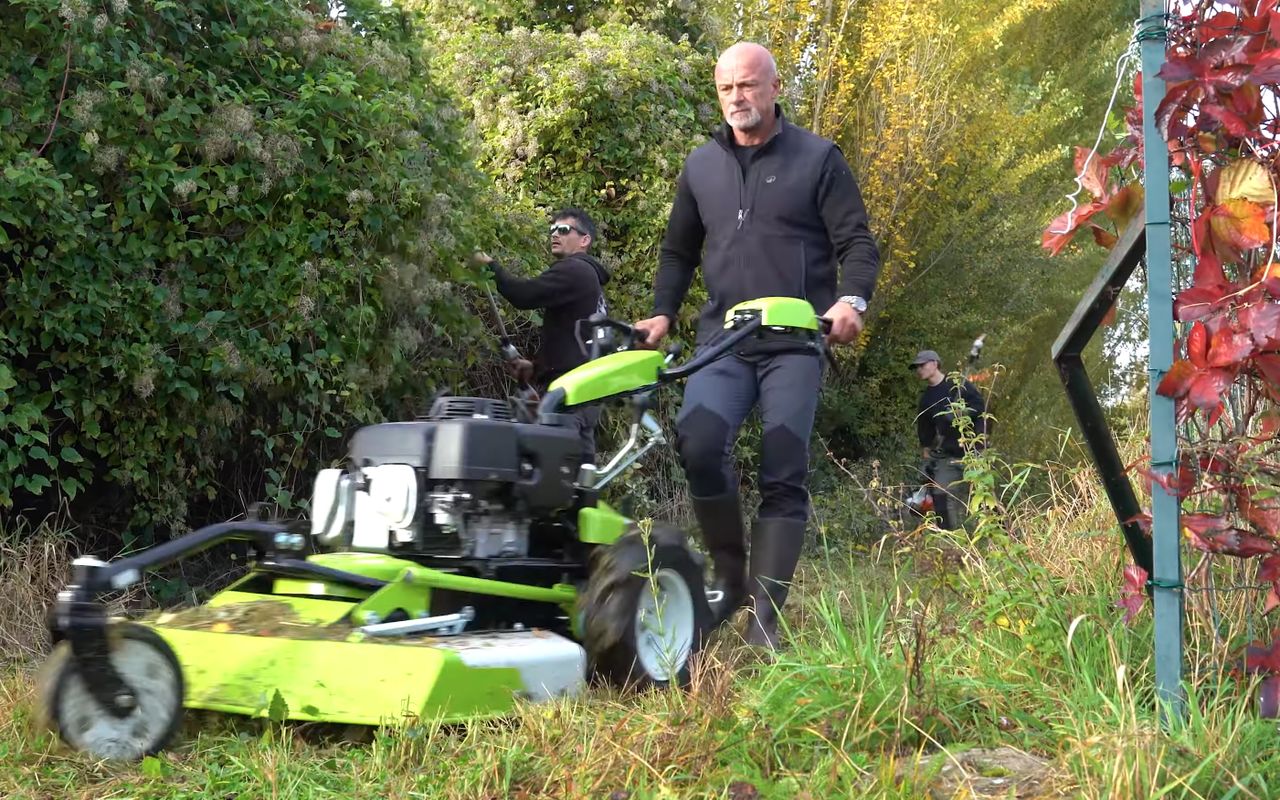 Trois jardiniers paysagistes du réseau Factotum sur un chantier de débroussaillage