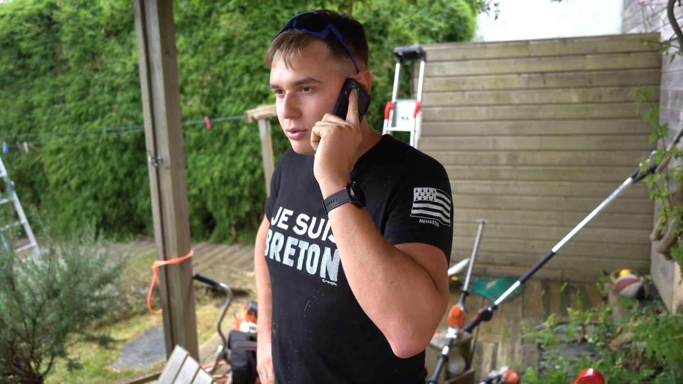 Antoine au téléphone avec un client, sur un chantier